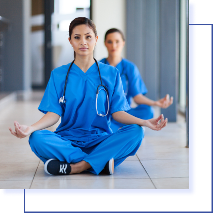 Imagen de una enfermera con uniforme azul en posición de meditación.
